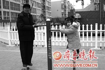 ����һ��(g��)�L(f��ng)�p��ˬ���峿,�P�߁���λ���������鲩С�^(q��)�Ľ���·���V��,�@���Ѿۼ��˲��ف�呟������������е��ڴ�@���е��ډ���,�mȻ�д�������,�ԳʬF(xi��n)��һ�����C(j��)��Ȼ�ğ��[������