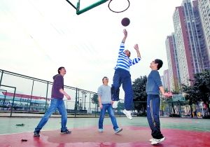 �f����Ƭ���M(f��i)�����(ch��ng)һȺ80��լ�С�Óլ��