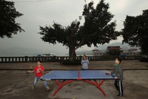 �f����Ƭ���M(f��i)�����(ch��ng)һȺ80��լ�С�Óլ��