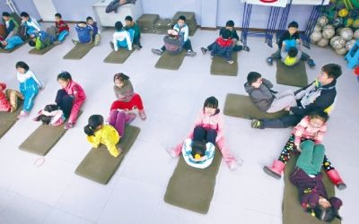 ���������������^(q��)��Ⱦ��������(j��)�К����_�A(y��)�������������Н��F�����ϱ��L(f��ng)���(q��)ɢ�F�����D��R��һС���꼉�ĺ��ӂ��ڌW(xu��)У���������w���n������ӛ��